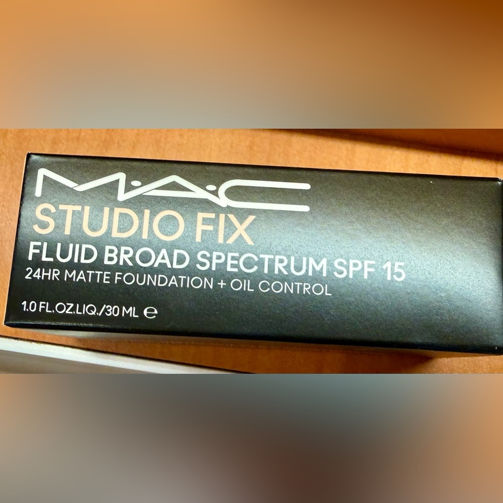 M·A·C Studio Fix Fluid Broad Spectrum SPF 15 Foundation (N4)